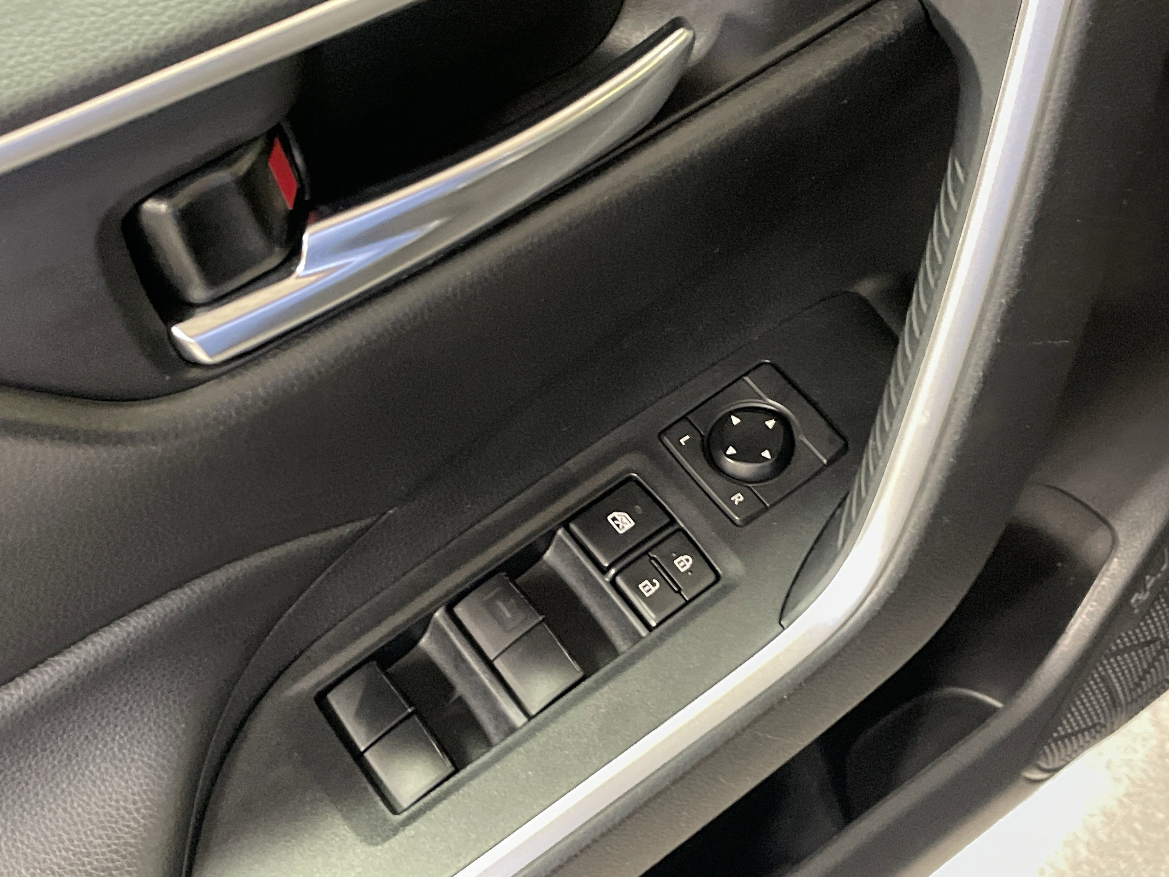 Used 2021 Toyota RAV4 XLE w/ Convenience Package FWD image 15