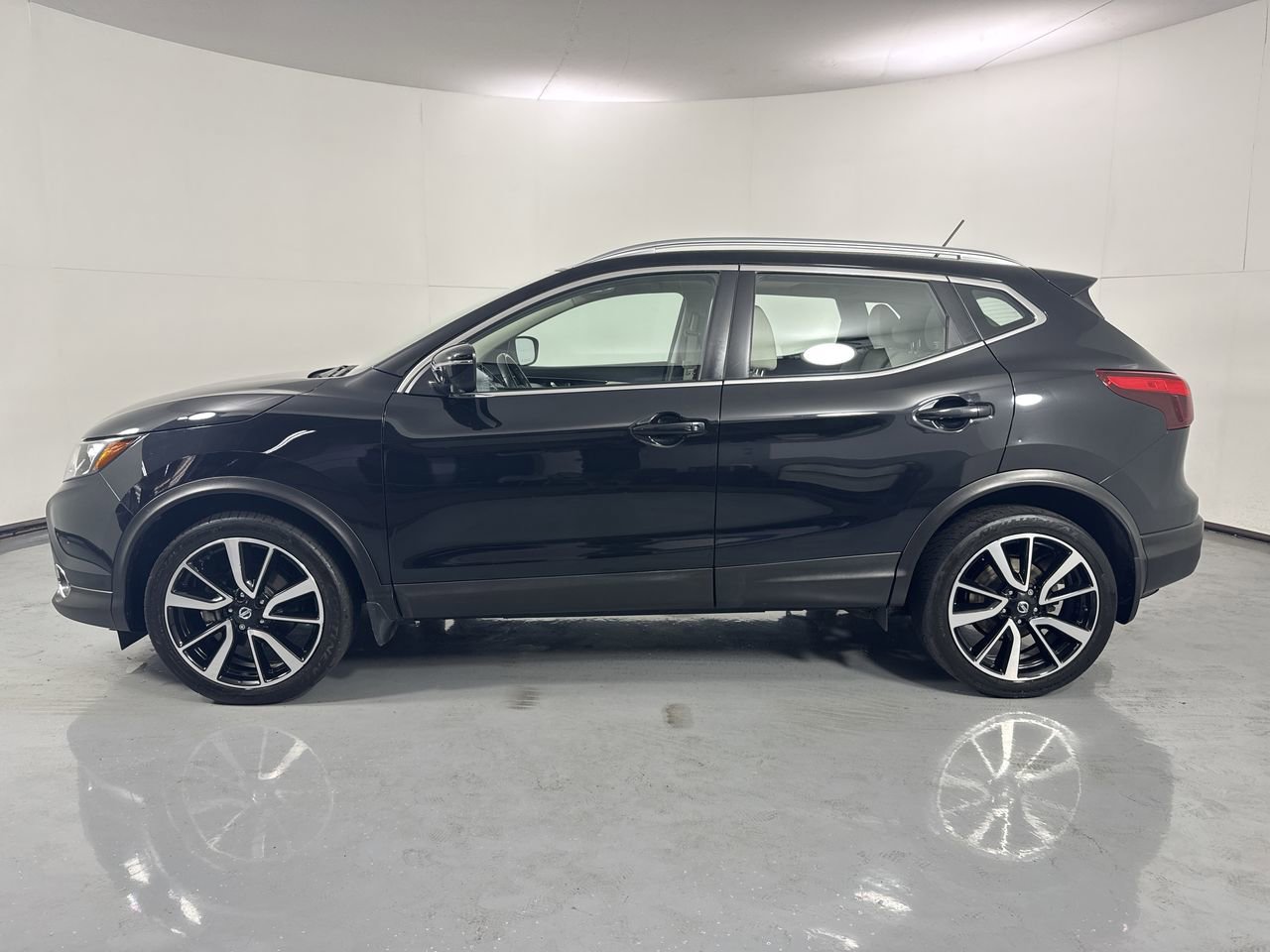 Used 2017 Nissan Rogue Sport SL w/ SL Premium Package AWD/4WD image 2