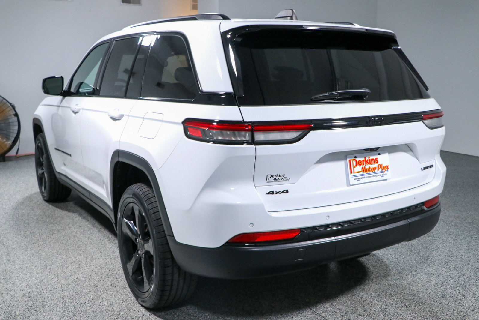 Used 2024 Jeep Grand Cherokee Limited w/ Black Appearance Package AWD/4WD image 9