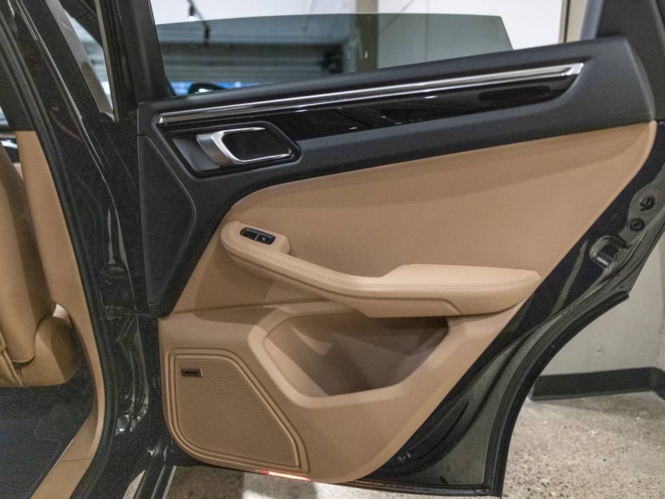 Certified 2026 Porsche Macan AWD/4WD image 37
