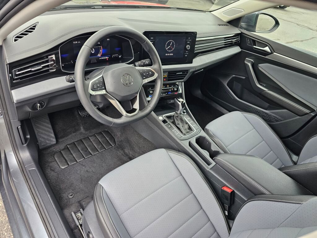 Certified 2025 Volkswagen Jetta SE w/ Sunroof Package image 2
