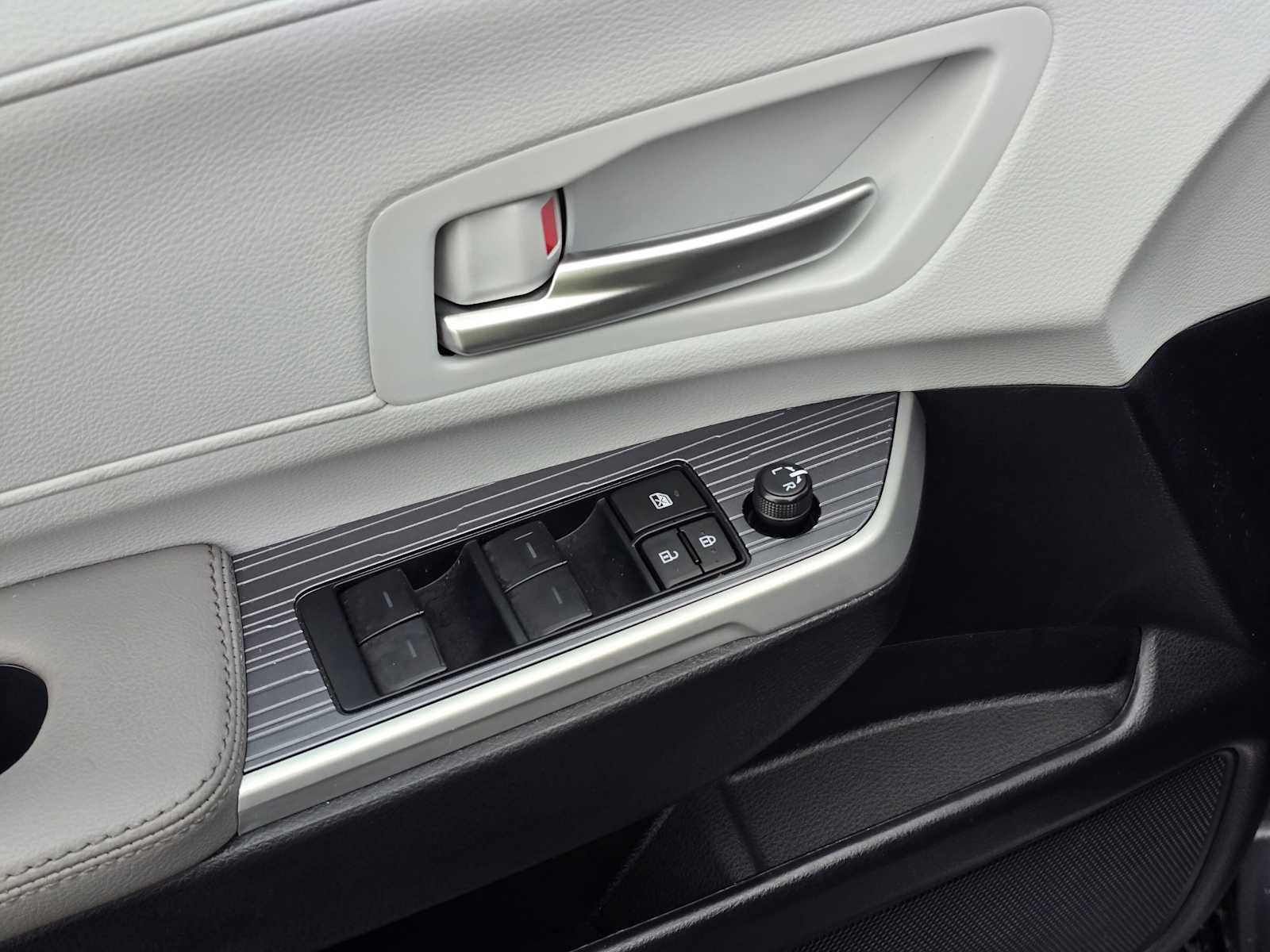 Used 2025 Toyota Sienna XLE image 26