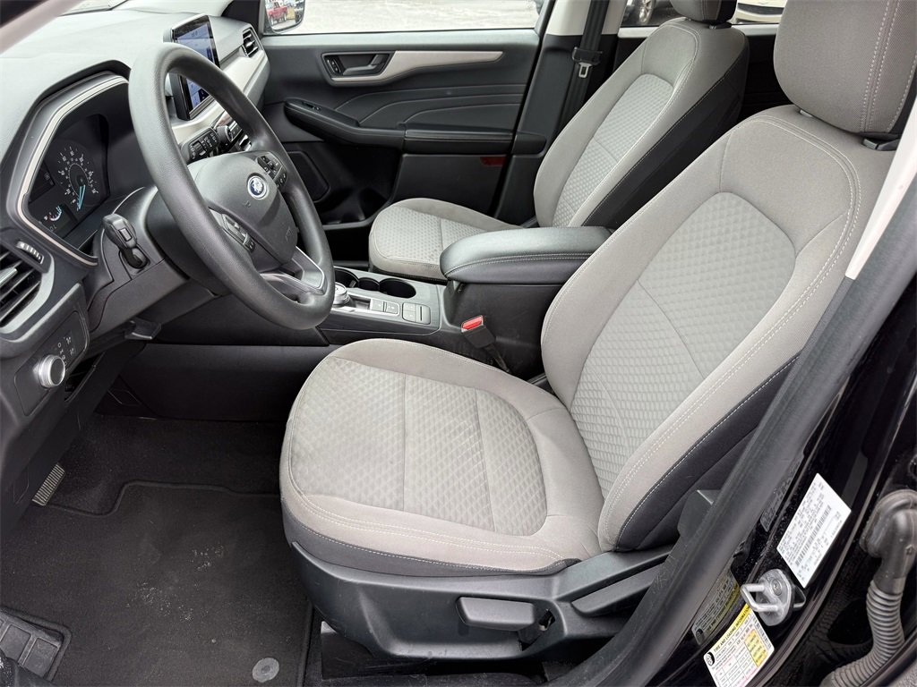 Used 2022 Ford Escape SE w/ SE Sport Appearance Package image 12