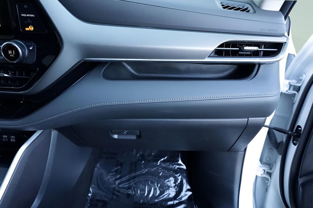 Used 2023 Toyota Highlander XLE image 32