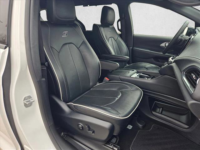 Used 2025 Chrysler Pacifica Limited image 24