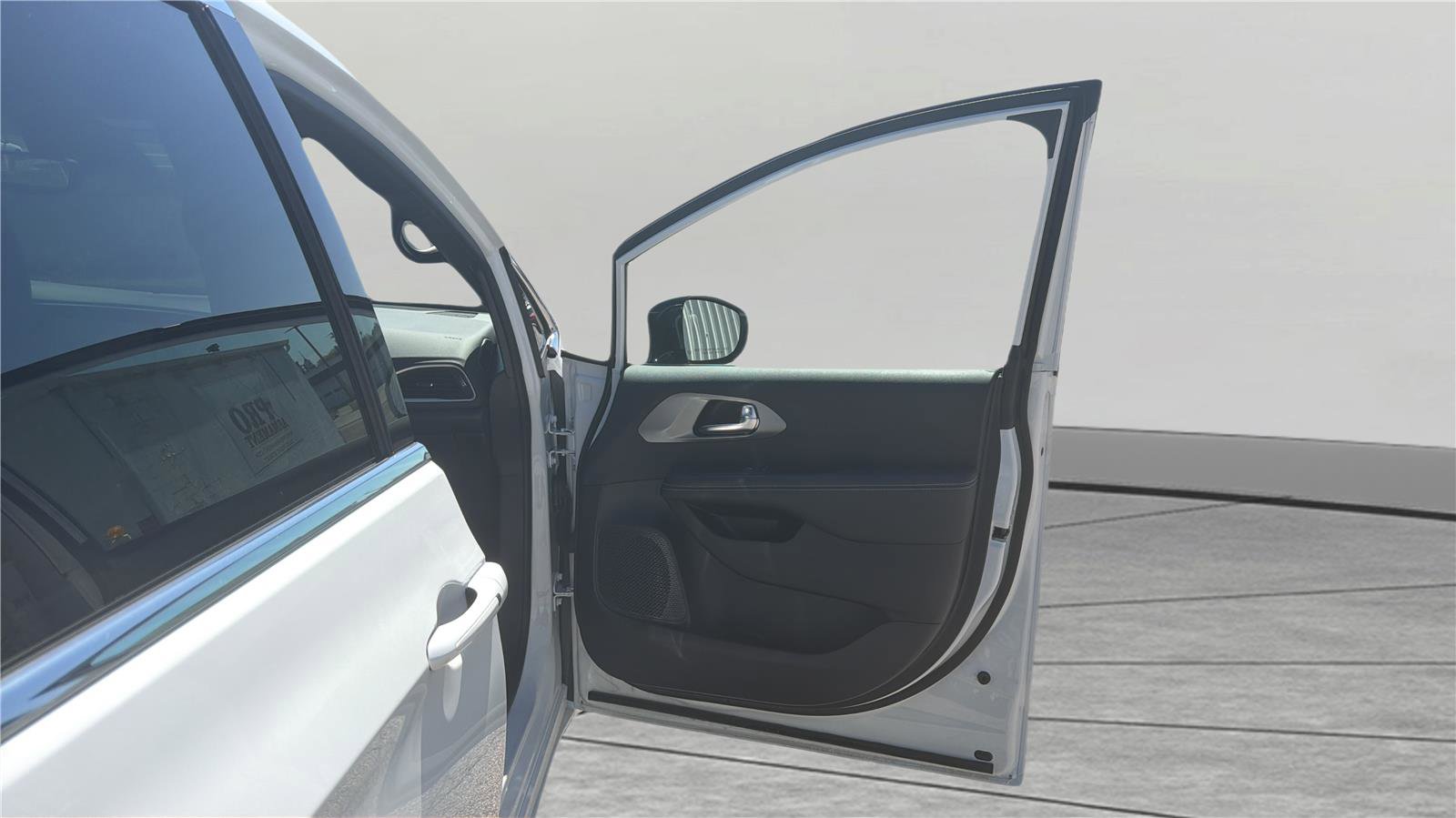 Used 2025 Chrysler Pacifica Select image 21