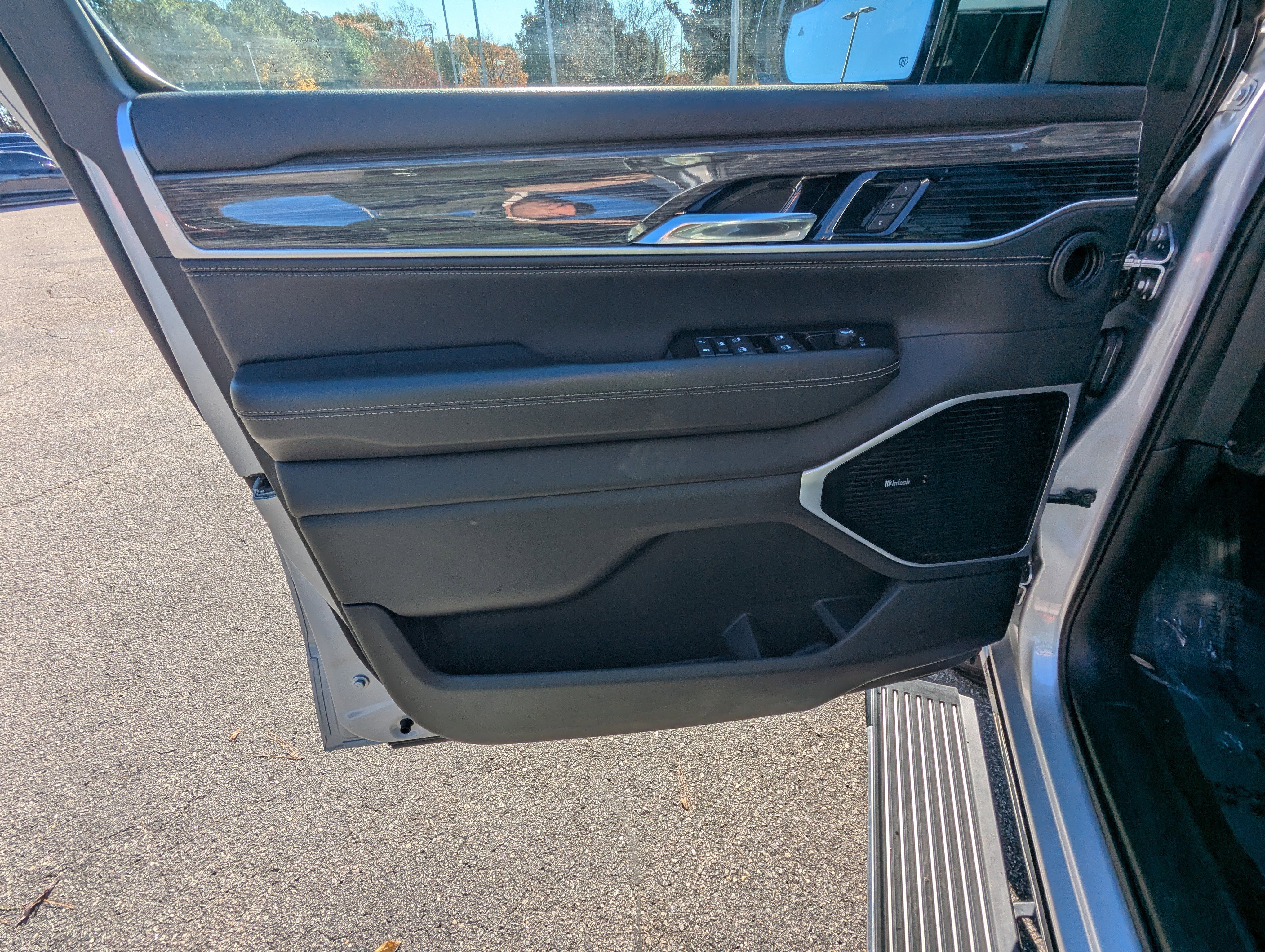 Used 2022 Jeep Wagoneer Series III w/ Premium Group I image 20