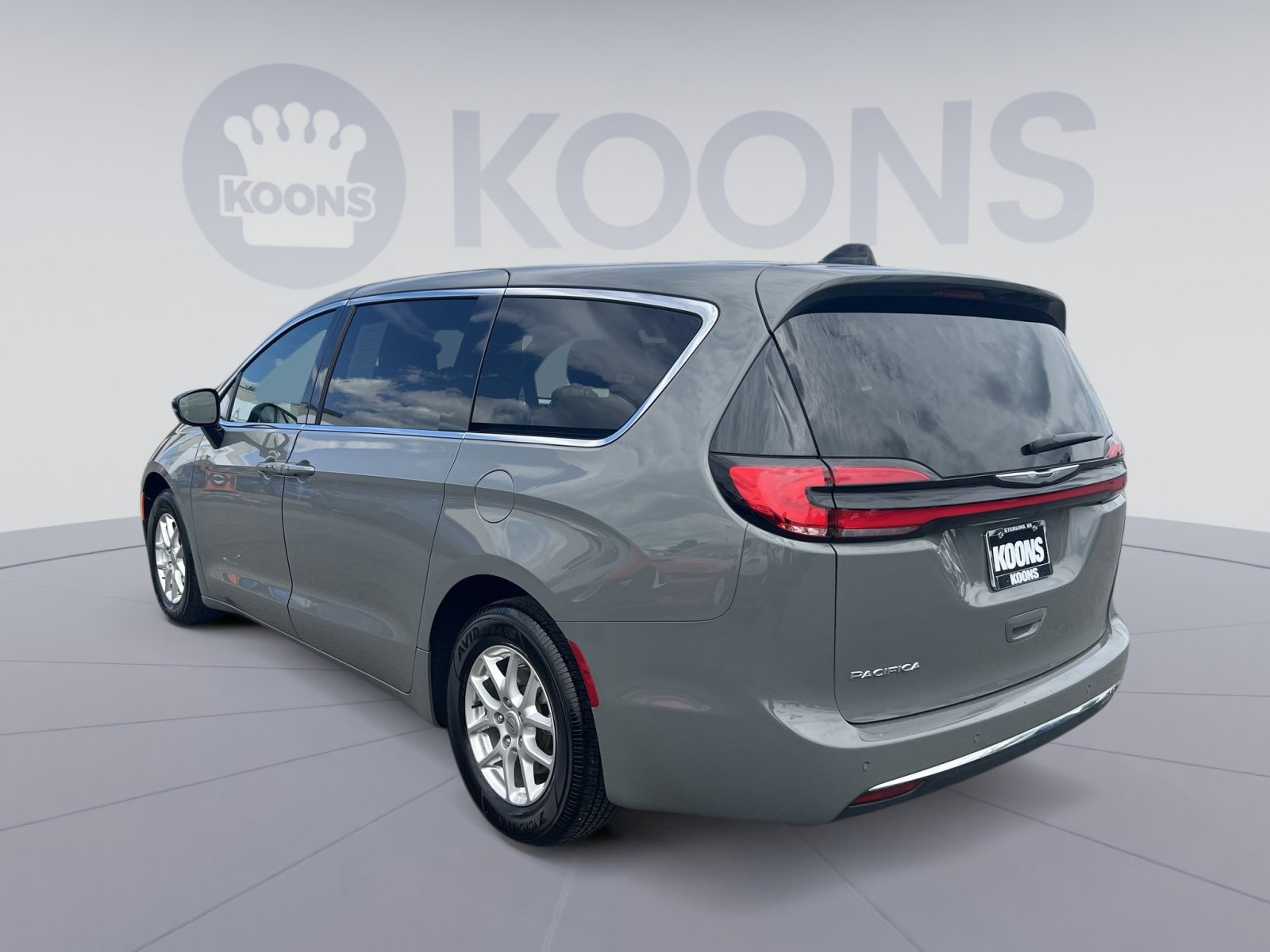 Used 2025 Chrysler Pacifica Select FWD image 8