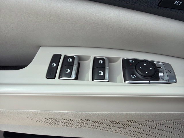 Used 2025 Kia Carnival EX FWD image 18