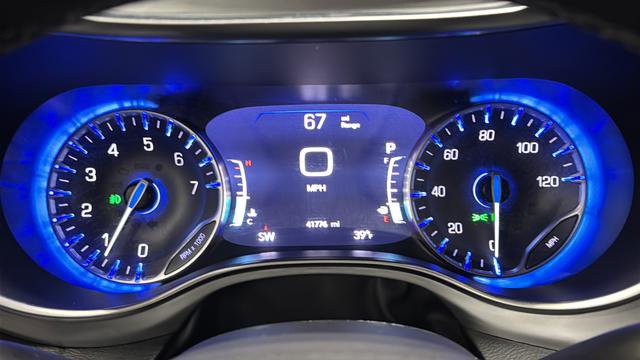 Used 2025 Chrysler Pacifica Limited image 17