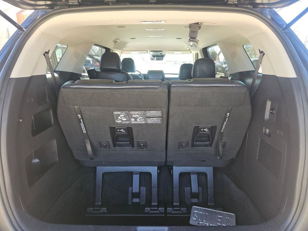 Used 2025 Kia Carnival image 25