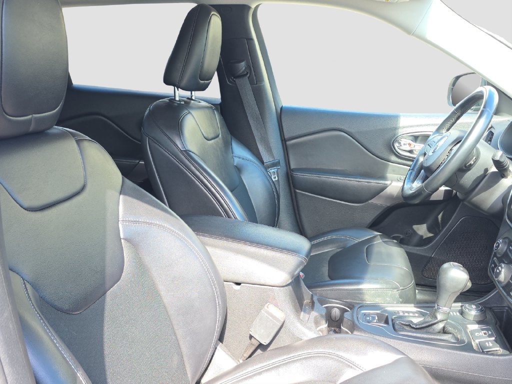 Used 2019 Jeep Cherokee Latitude Plus AWD/4WD image 20