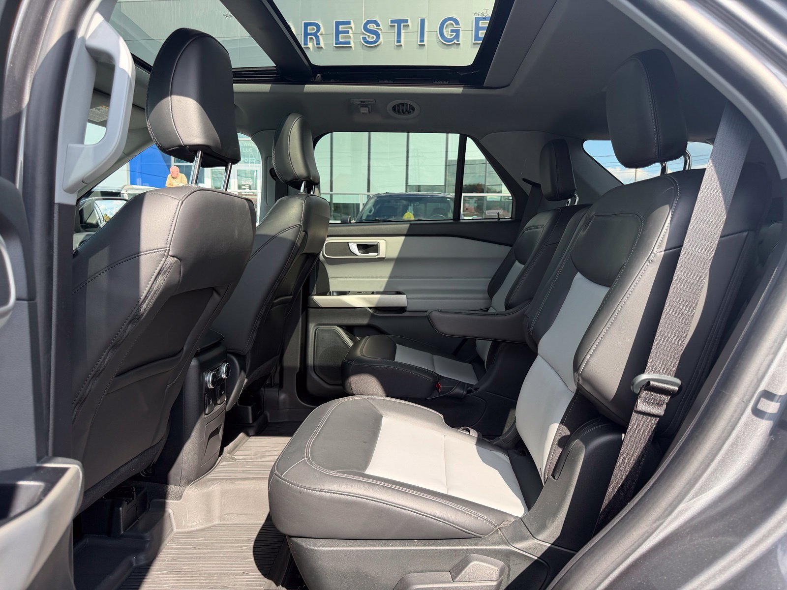 Used 2022 Ford Explorer XLT w/ Equipment Group 202A AWD/4WD image 31