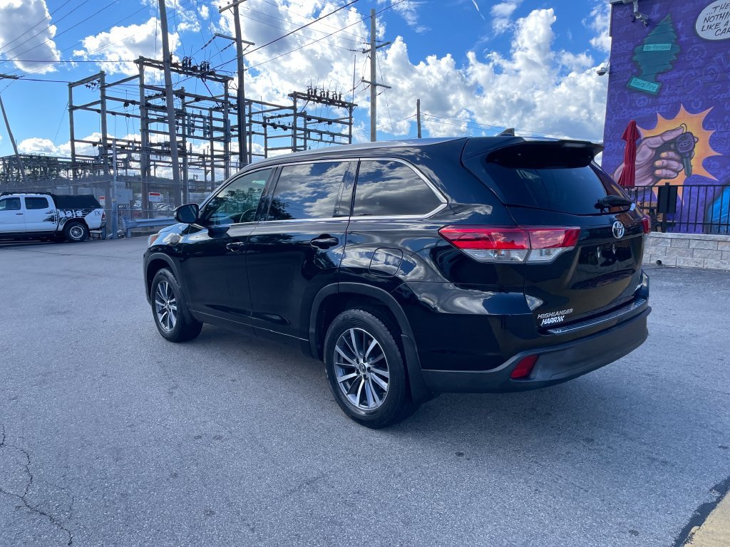 Used 2017 Toyota Highlander XLE AWD/4WD image 3