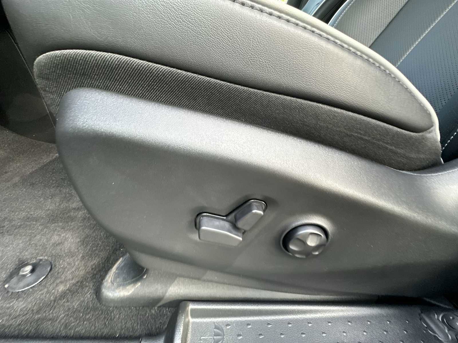 New 2025 Chrysler Pacifica Limited w/ Uconnect Theater Family Group image 14