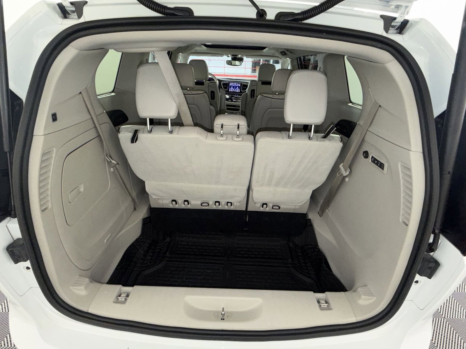 Used 2019 Chrysler Pacifica Limited w/ Tire & Wheel Group image 27