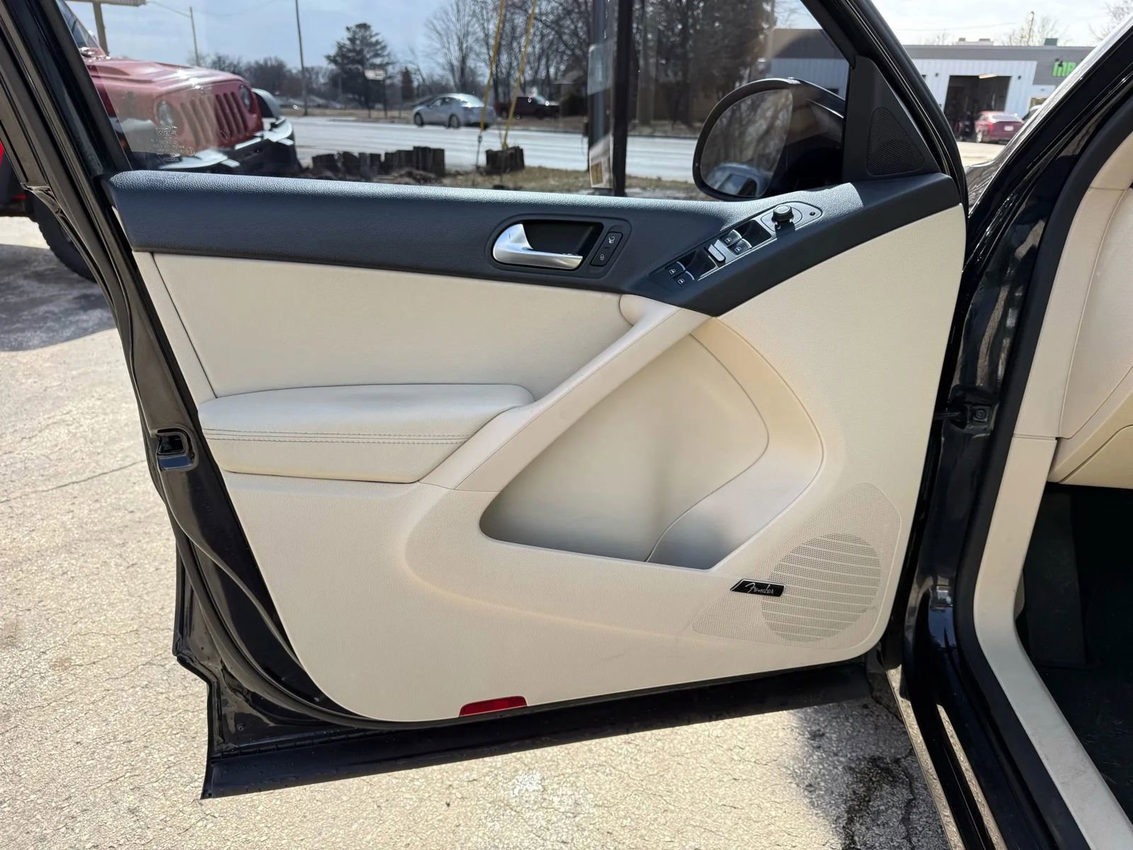 Used 2017 Volkswagen Tiguan SEL image 9