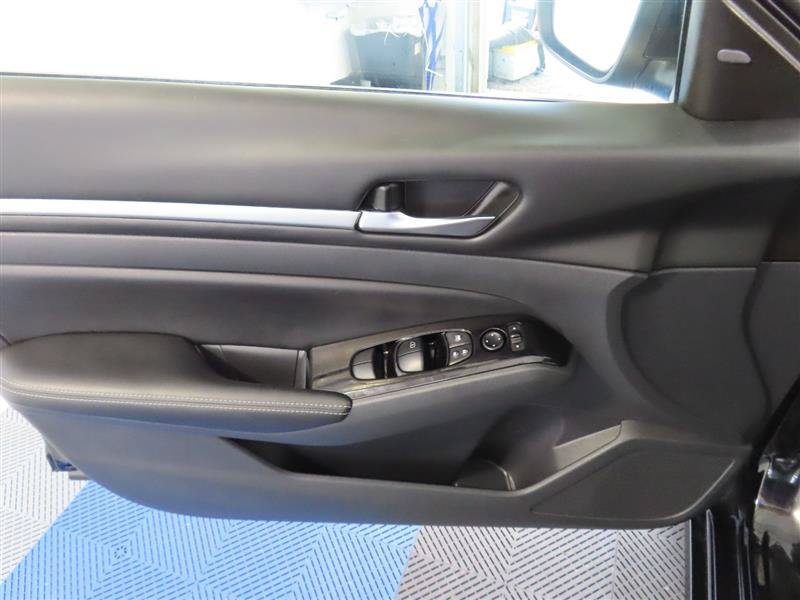Used 2023 Nissan Altima 2.5 SV FWD image 16