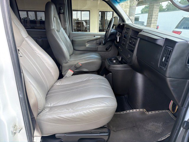 Used 2008 GMC Savana 3500 Extended Passenger RWD image 22