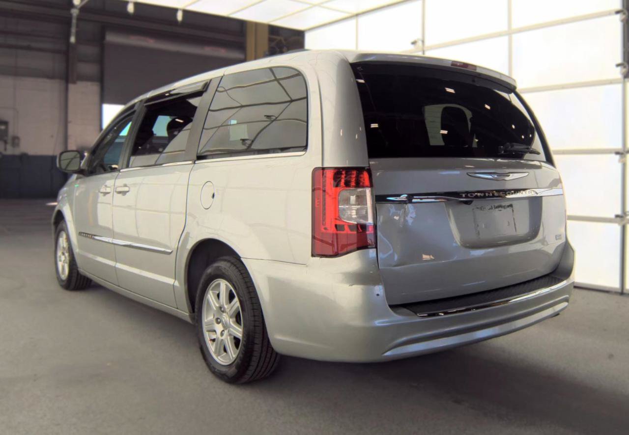 Used 2012 Chrysler Town & Country Touring w/ Entertainment Group #1 FWD image 8