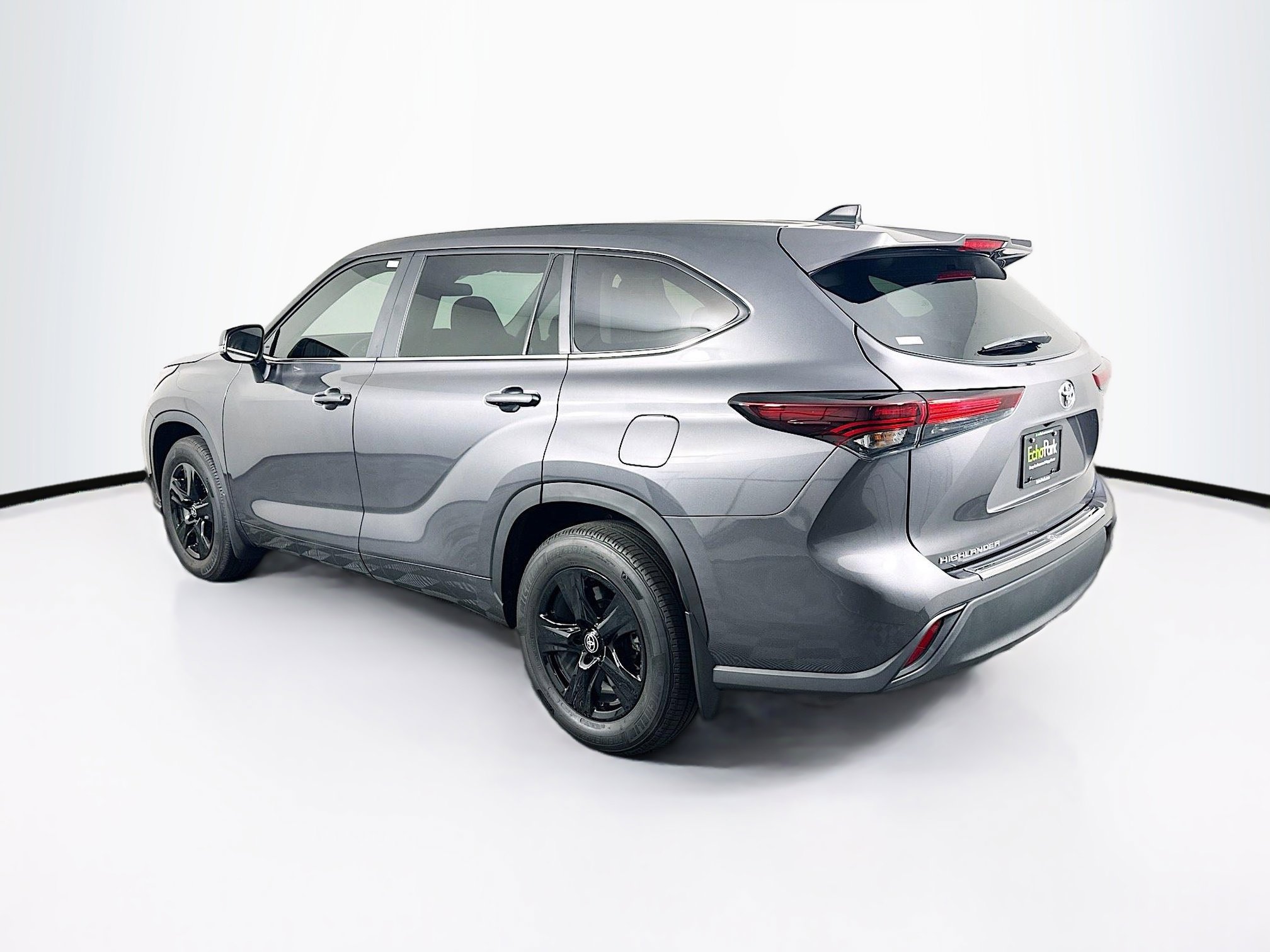 Used 2024 Toyota Highlander LE image 5