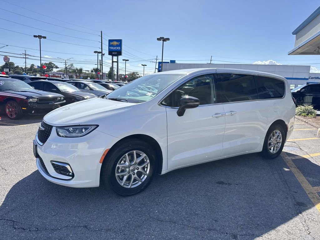 Used 2024 Chrysler Pacifica Touring-L image 4