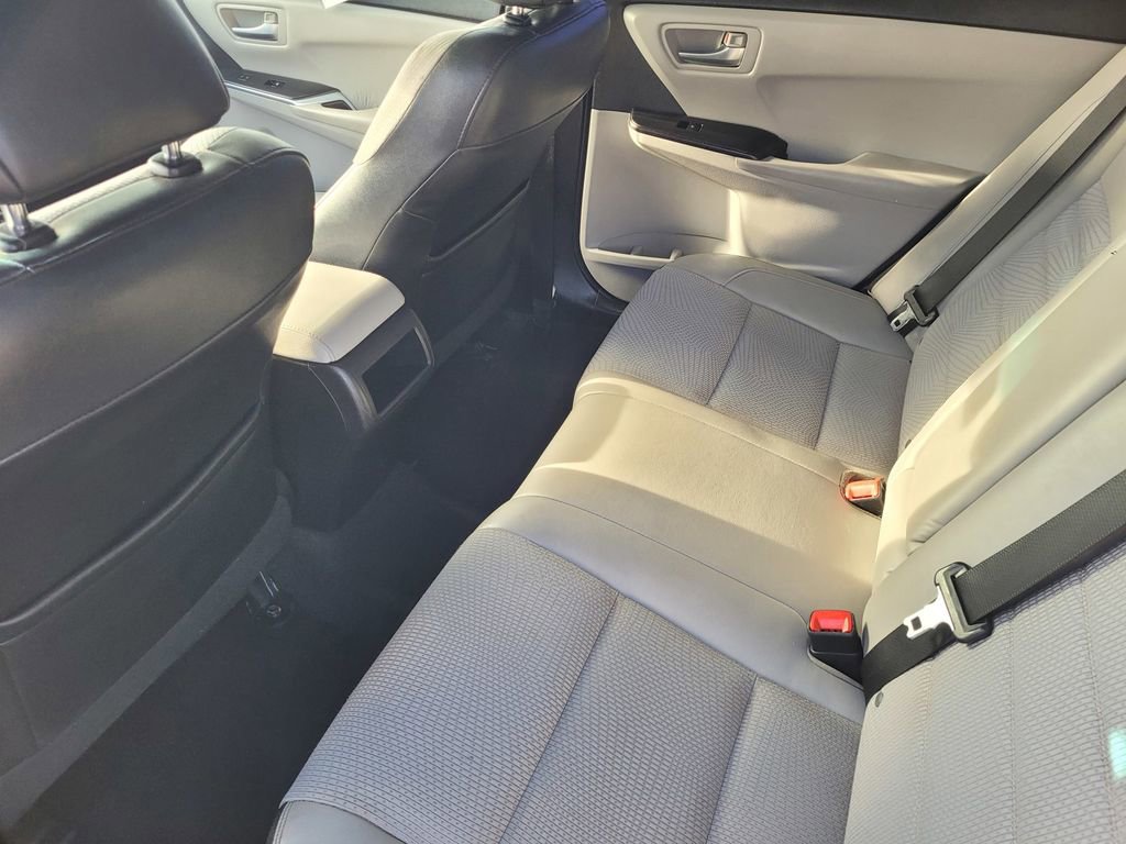 Used 2017 Toyota Camry SE image 10