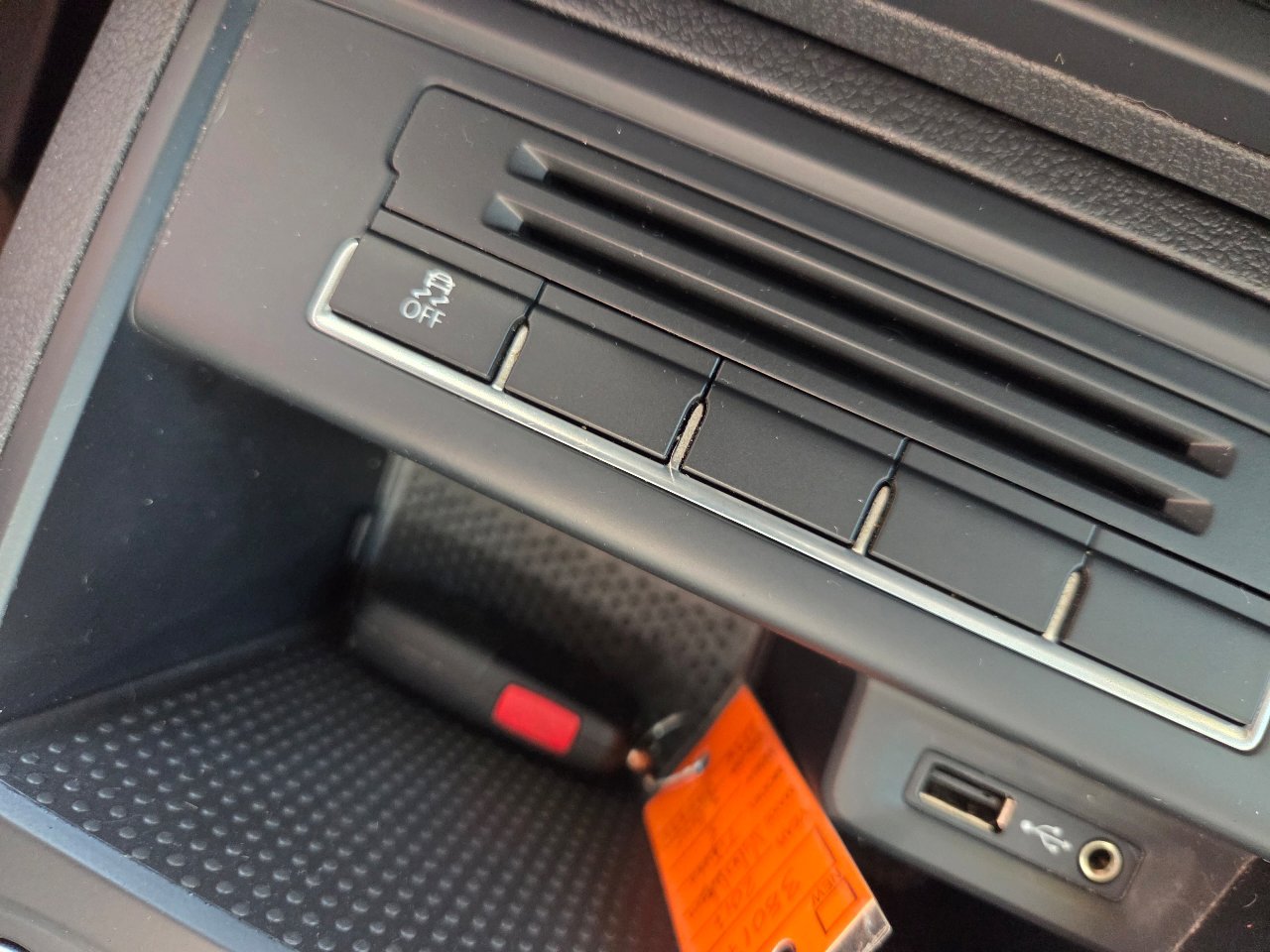 Used 2017 Volkswagen Tiguan S image 24