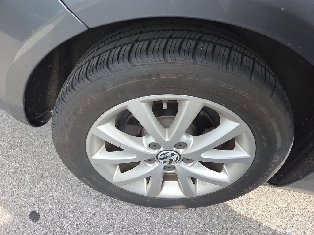 Used 2010 Volkswagen Jetta Limited Edition FWD image 4