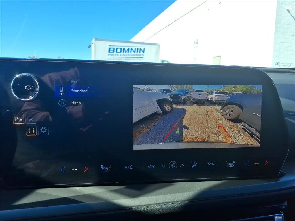 Used 2025 Chevrolet Traverse LT image 17