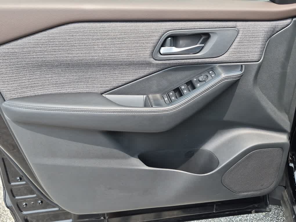Used 2021 Nissan Rogue SV AWD/4WD image 9