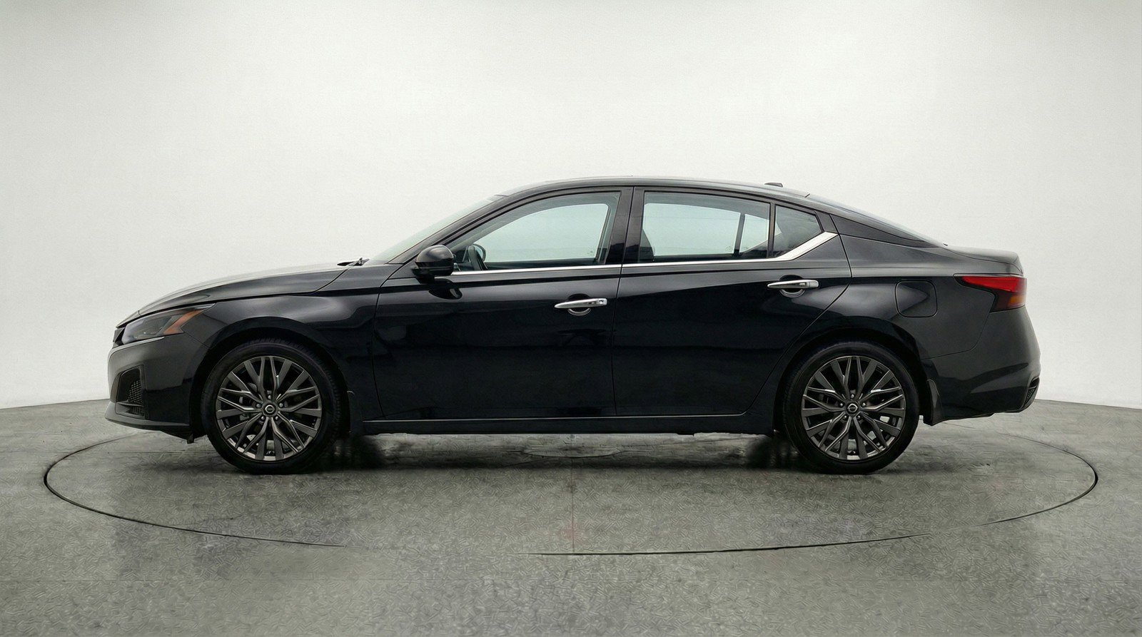 Used 2025 Nissan Altima 2.5 SV FWD image 5