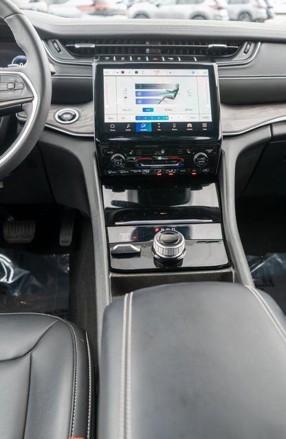 Used 2024 Jeep Grand Cherokee Limited AWD/4WD image 17