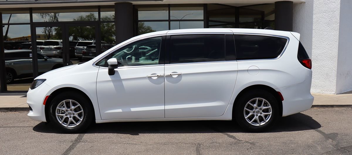 Used 2023 Chrysler Voyager LX FWD image 8