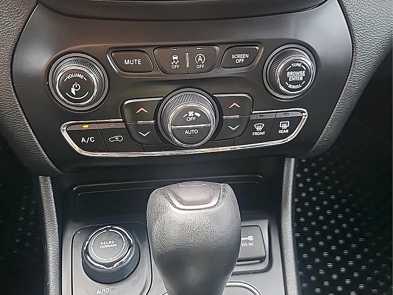 Used 2019 Jeep Cherokee Latitude Plus w/ Comfort/Convenience Group AWD/4WD image 26