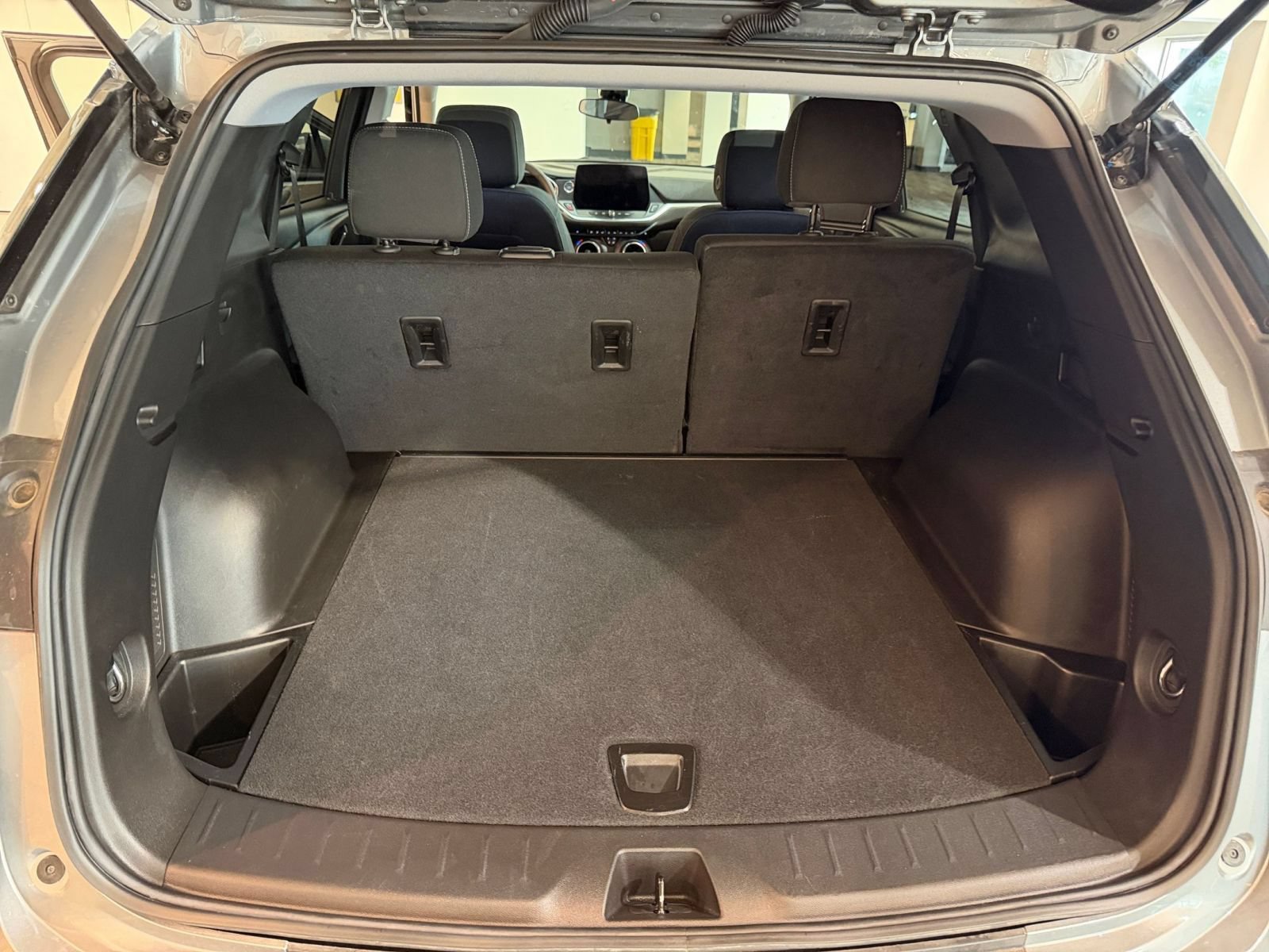Used 2025 Chevrolet Blazer LT FWD image 31