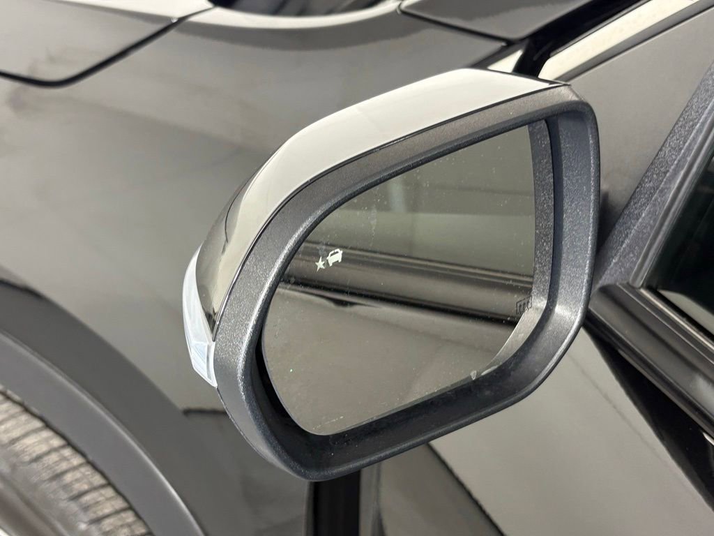 Used 2025 Chevrolet Traverse LT FWD image 17
