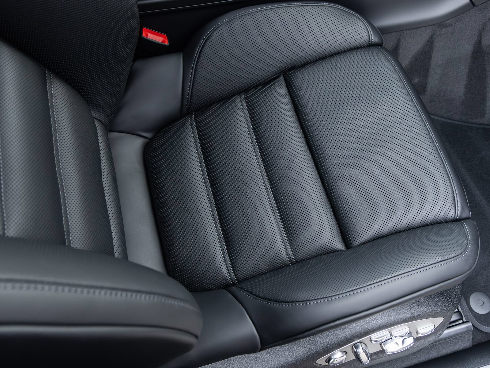 Certified 2026 Porsche Macan S AWD/4WD image 44