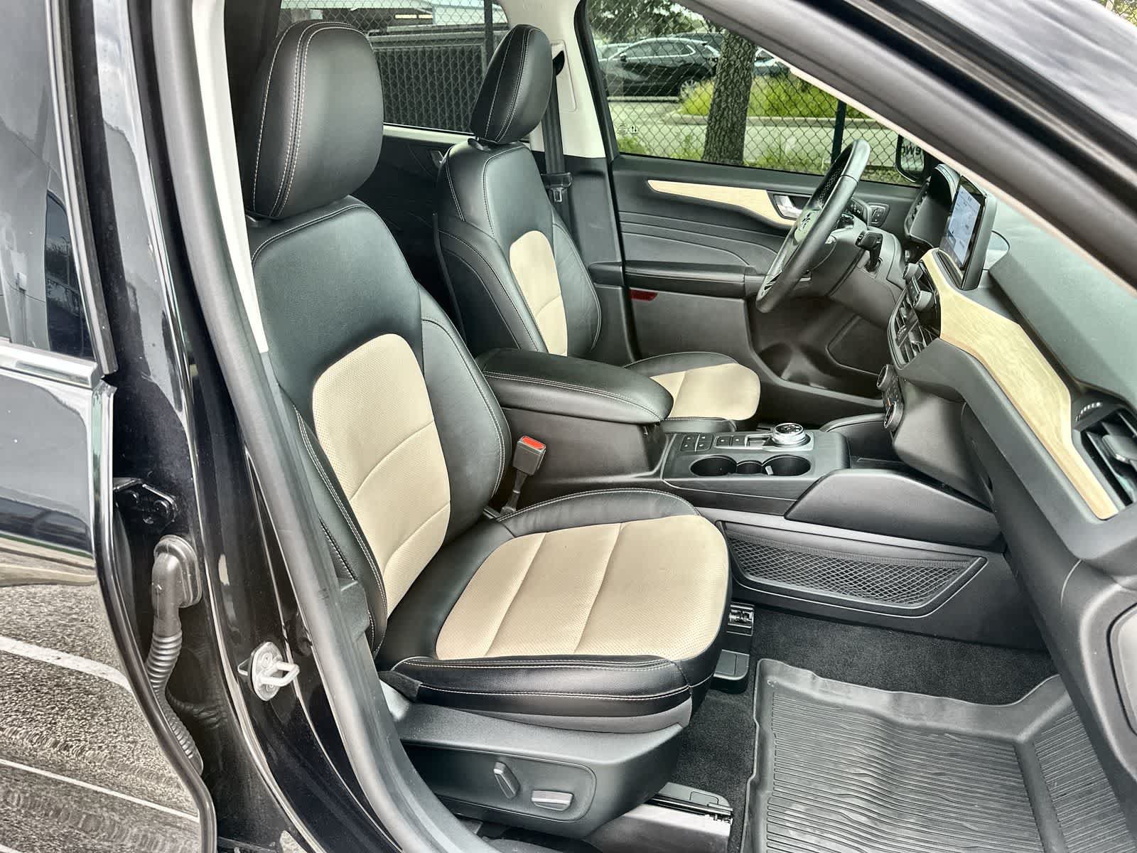 Used 2022 Ford Escape Titanium w/ Titanium Elite Package AWD/4WD image 9