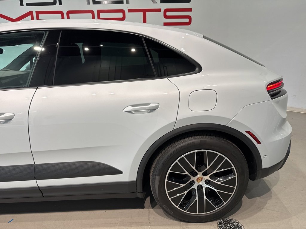 Used 2025 Porsche Macan 4 Electric image 7