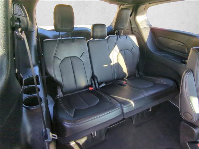 Used 2025 Chrysler Pacifica Select image 18