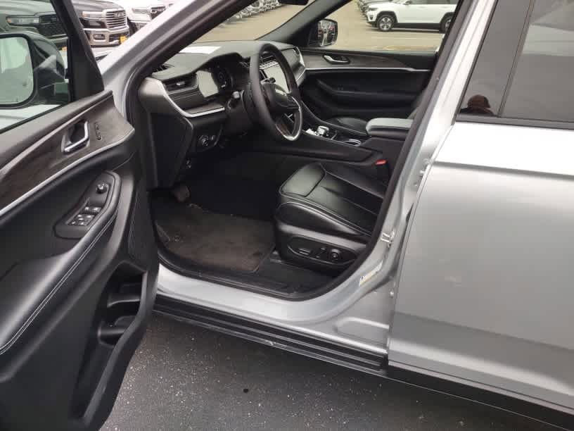 Used 2025 Jeep Grand Cherokee Limited w/ Trailer Tow Package AWD/4WD image 8