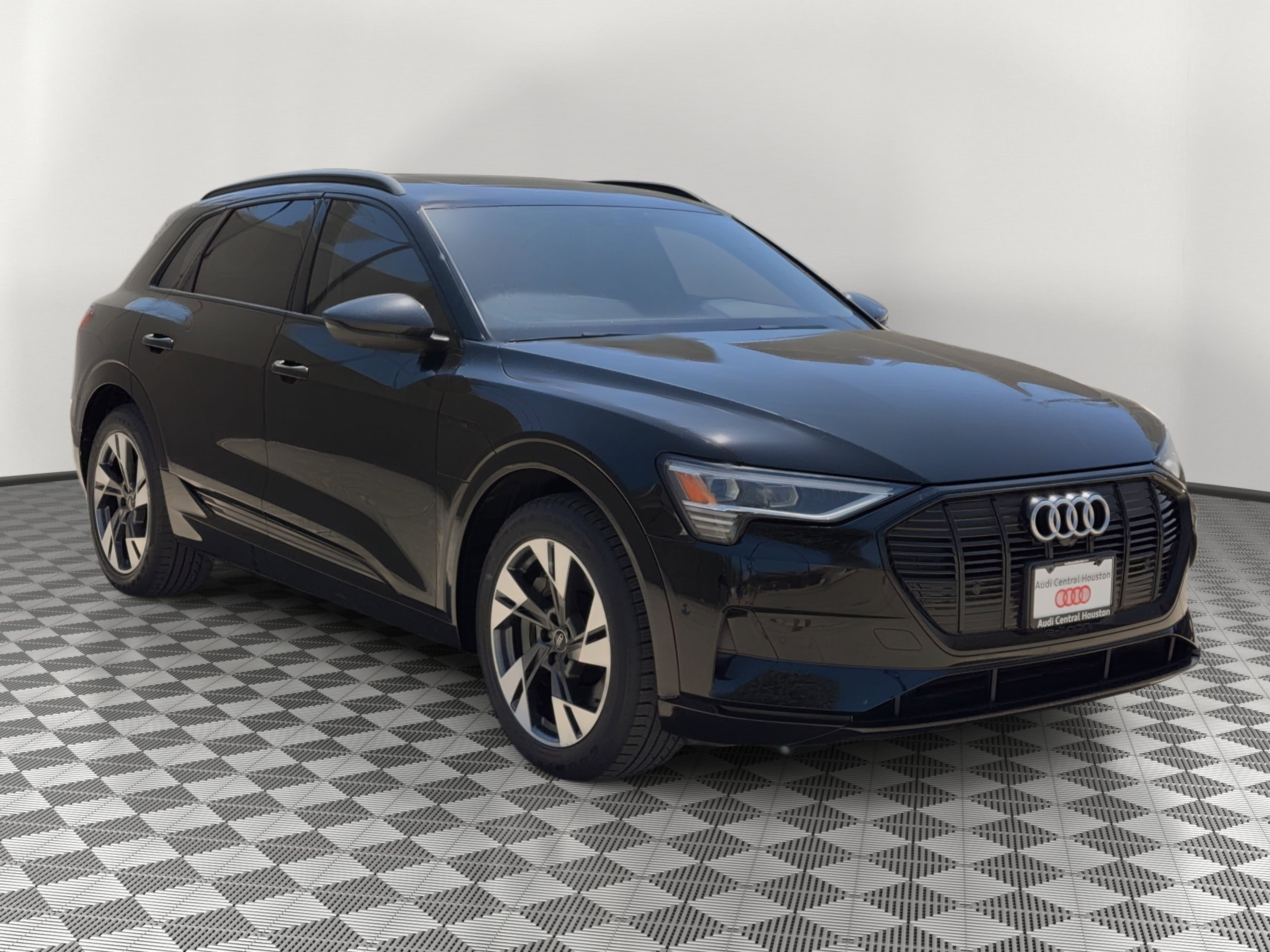 Used 2021 Audi e-tron Premium w/ Convenience Plus Package image 7