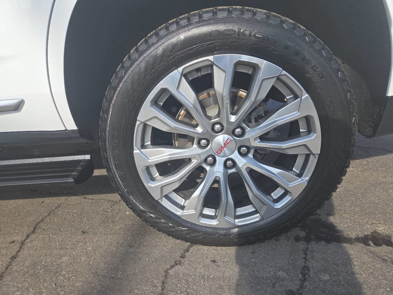 Used 2021 GMC Yukon Denali w/ Denali Premium Package image 18