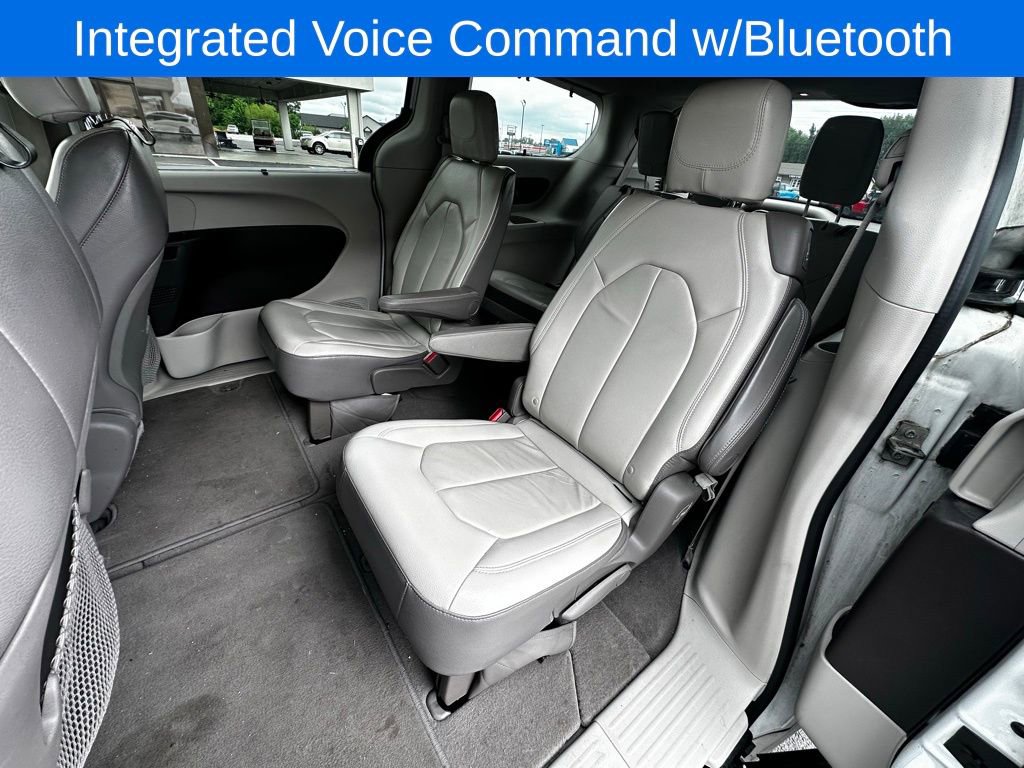 Used 2017 Chrysler Pacifica Touring-L w/ Tire & Wheel Group FWD image 13