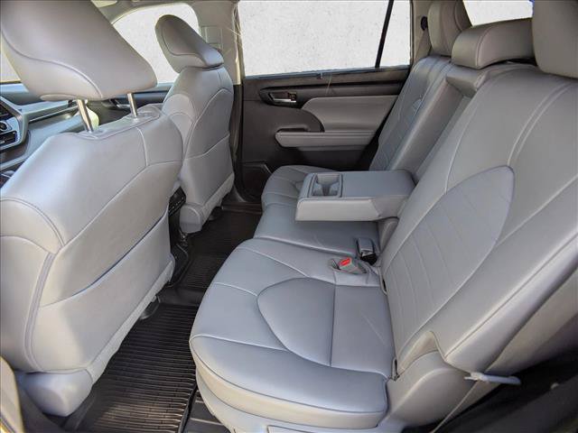 Used 2022 Toyota Highlander XLE AWD/4WD image 17