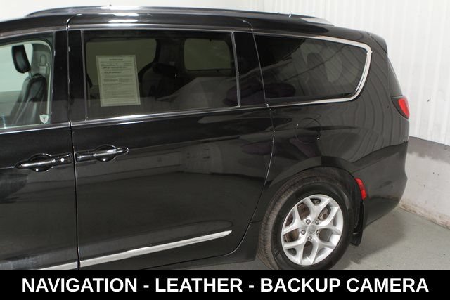 Used 2020 Chrysler Pacifica Touring-L Plus w/ Tire & Wheel Group FWD image 10