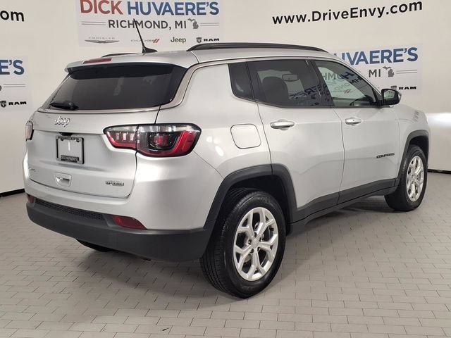Used 2024 Jeep Compass Latitude AWD/4WD image 4