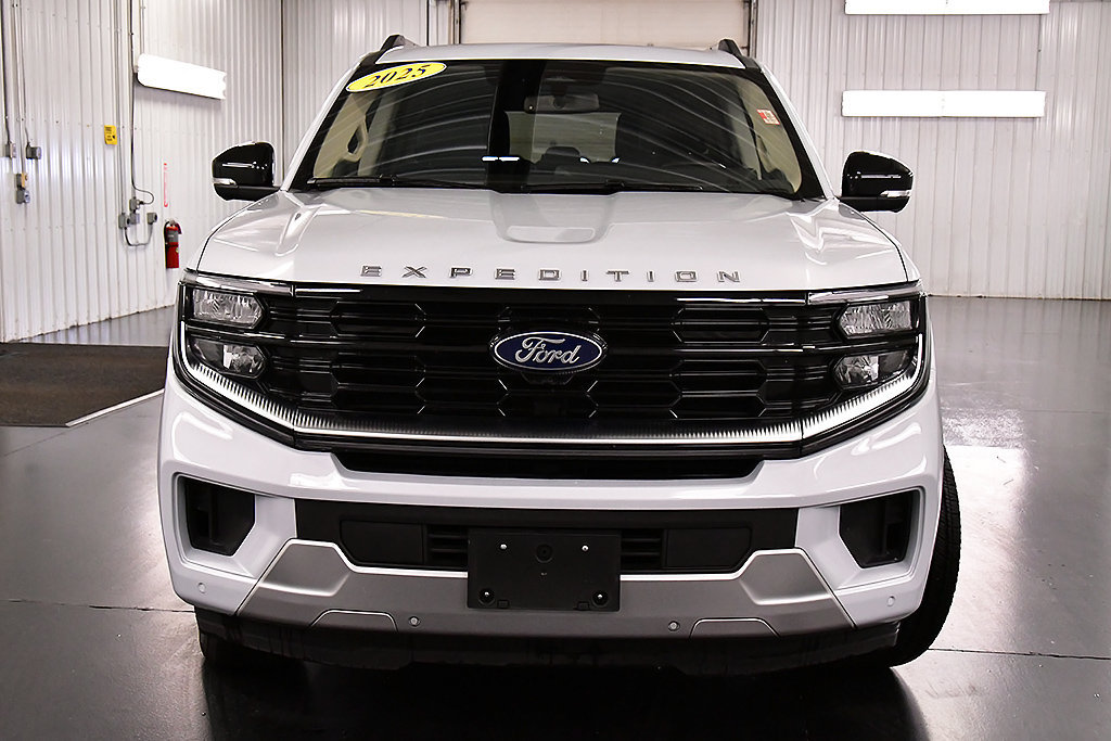 Used 2025 Ford Expedition Max Platinum w/ Driver's Package AWD/4WD image 2