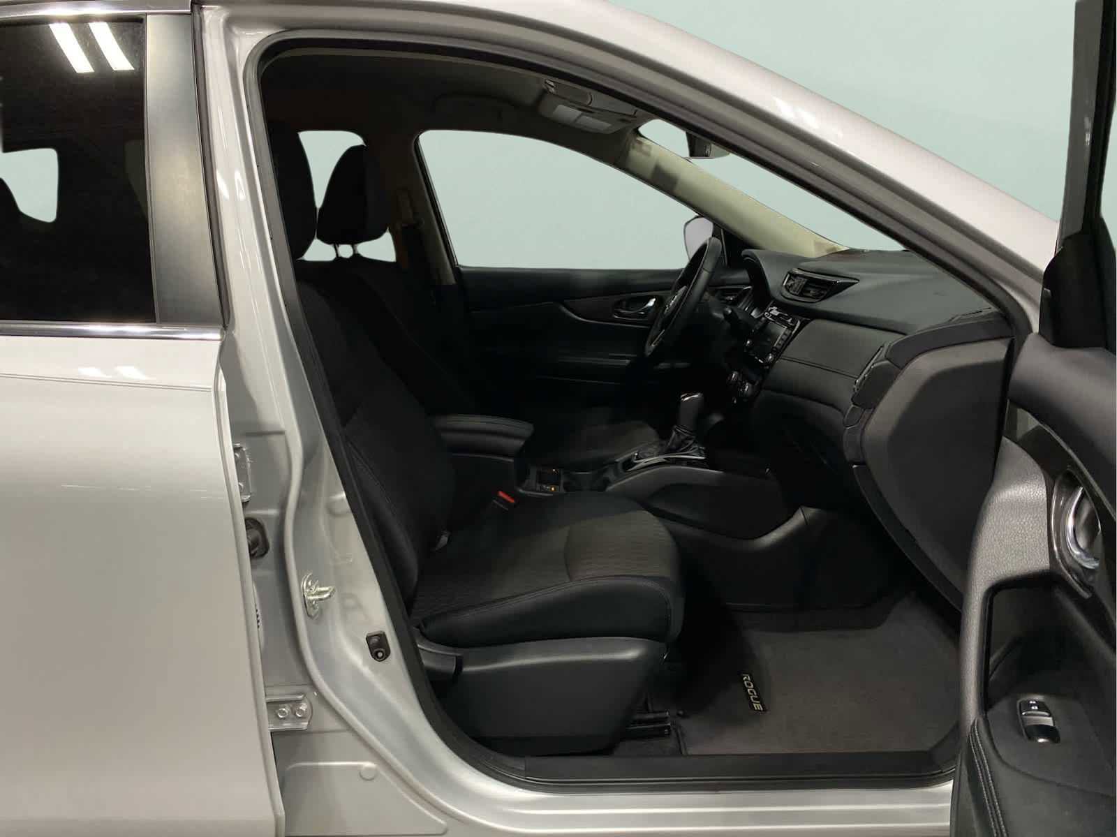 Used 2019 Nissan Rogue SV image 30